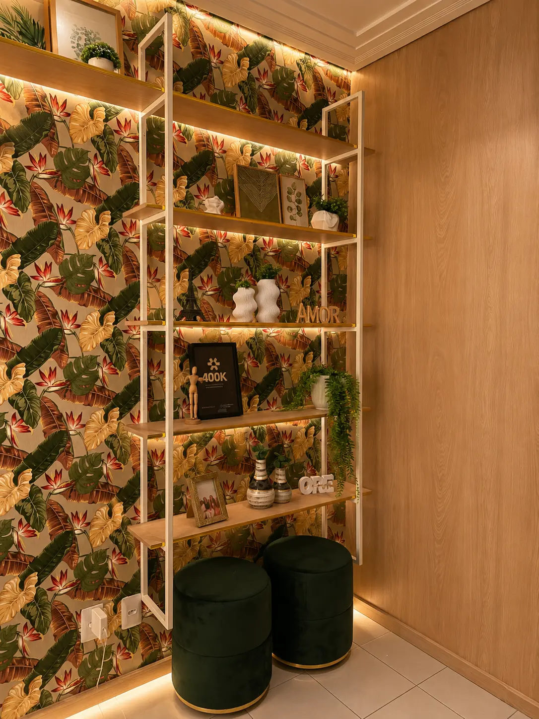 Detalhe da clínica: estante com iluminação embutida e decoração botânica